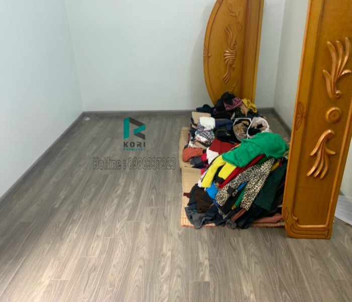 Thi công sàn nhựa giả gỗ tự dán
