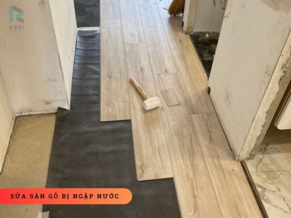thợ sửa sàn gỗ bị ngập nước