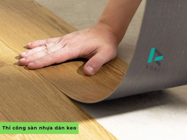 thi công sàn nhựa dán keo giá rẻ