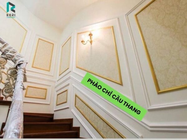 phào chỉ trắng cầu thang